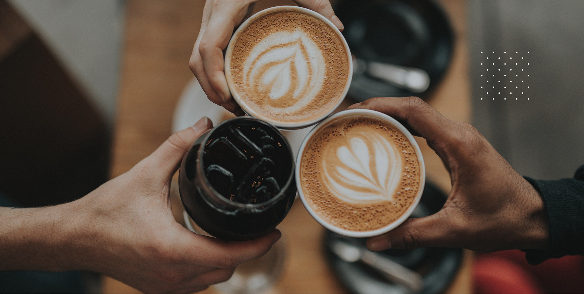 Femme souriante buvant un café